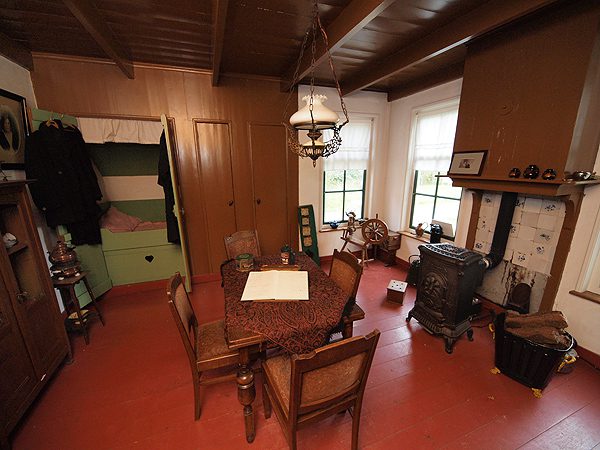 Museum ’t Wâldhuske aan de Skoallewyk in Houtigehage.</i> <i>In 1909 werden in de huidige gemeente Smallingerland de eerste acht woningwetwoningen gebouwd. Turf, onafzienbare heidevelden, plaggenhutten als huis en onvoorstelbare armoede. Zo zag het leven er rond 1909 in de omgeving van Drachten uit. De toenmalige woningstichting liet de eerste woningwetwoningen bouwen in Houtigehage, aan de Skoallewyk. Het huisje op nummer 10, het museum, is geheel in oorspronkelijke staat hersteld.