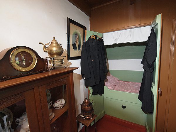 Museum ’t Wâldhuske aan de Skoallewyk in Houtigehage.</i> <i>In 1909 werden in de huidige gemeente Smallingerland de eerste acht woningwetwoningen gebouwd. Turf, onafzienbare heidevelden, plaggenhutten als huis en onvoorstelbare armoede. Zo zag het leven er rond 1909 in de omgeving van Drachten uit. De toenmalige woningstichting liet de eerste woningwetwoningen bouwen in Houtigehage, aan de Skoallewyk. Het huisje op nummer 10, het museum, is geheel in oorspronkelijke staat hersteld.