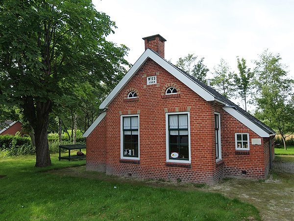 Museum ’t Wâldhuske aan de Skoallewyk in Houtigehage.</i> <i>In 1909 werden in de huidige gemeente Smallingerland de eerste acht woningwetwoningen gebouwd. Turf, onafzienbare heidevelden, plaggenhutten als huis en onvoorstelbare armoede. Zo zag het leven er rond 1909 in de omgeving van Drachten uit. De toenmalige woningstichting liet de eerste woningwetwoningen bouwen in Houtigehage, aan de Skoallewyk. Het huisje op nummer 10, het museum, is geheel in oorspronkelijke staat hersteld.
