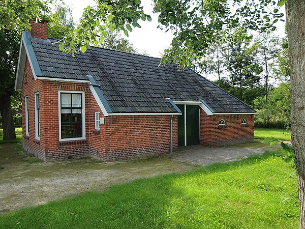Museum ’t Wâldhuske aan de Skoallewyk in Houtigehage.</i> <i>In 1909 werden in de huidige gemeente Smallingerland de eerste acht woningwetwoningen gebouwd. Turf, onafzienbare heidevelden, plaggenhutten als huis en onvoorstelbare armoede. Zo zag het leven er rond 1909 in de omgeving van Drachten uit. De toenmalige woningstichting liet de eerste woningwetwoningen bouwen in Houtigehage, aan de Skoallewyk. Het huisje op nummer 10, het museum, is geheel in oorspronkelijke staat hersteld.