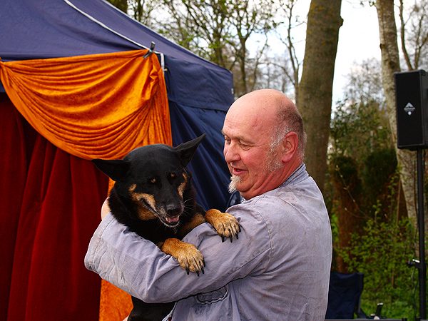 Harry van der Velde van straatvermaak Harrie Harrewar uit Vrouwenparochie werkt heel relaxed met honden en eenden die net zoveel lol aan de optredens beleven als de toeschouwers.