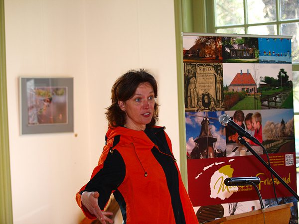 Pyke Kroes, hier gekleed als hofnar, in de burcht Schierstins in Feanwâlden. Daar lanceerde ze 13 april 2012 haar educatieproject Mark en Ant.