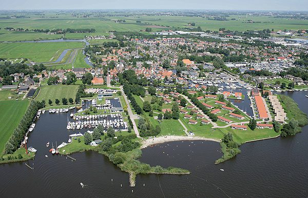 Watersportparadijs Heeg vanuit de lucht gezien.