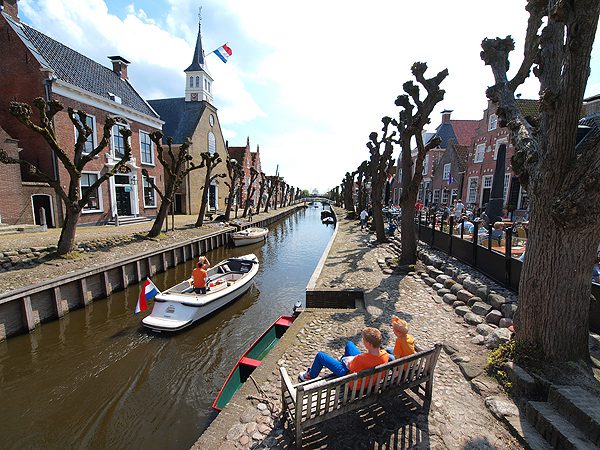 Elfstedenroute: met de sloep door Sloten. Deze foto werd 30 april 2012, Koninginnedag, gemaakt.