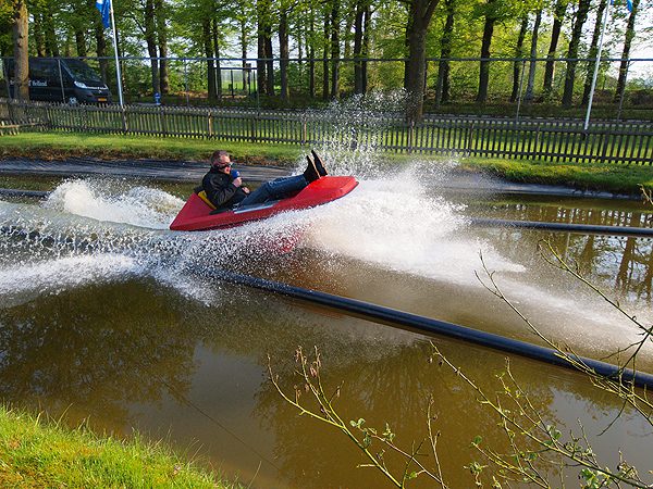 Luisteraars van Omrop Fryslân, die woensdagmorgen 2 mei 2012 in het ochtendprogramma Omrop Fryslân Aktueel de geluiden van een aanstormende hogesnelheidstrein en een tsunami hoorden, moeten zeker gedacht hebben “die reporter horen we nooit meer”. Het was even stil in de live-uitzending na het bommetje van redacteur en verslagggever Remco de Vries, die bij de landing ternauwernood de dure uitzendapparatuur binnen boord kon houden.