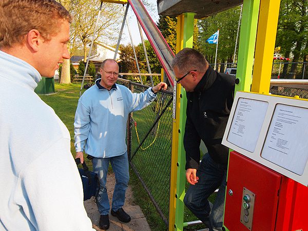 Reporter Remco de Vries — bijna de weg kwijt — stapt uit de Nautic Jet nadat Simon Sybrandy hem had verlost van de uitzendapparatuur. Zoon Rienk, links, kijkt belangstellend toe.
