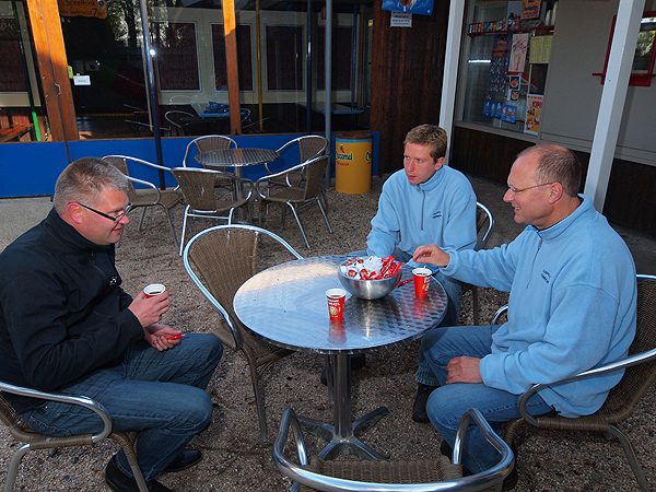 En dan is er koffie. Van links naar rechts: “ferslachjouwer” Remco de Vries en Rienk en Simon Sybrandy van de Gaasterlandse Efteling.