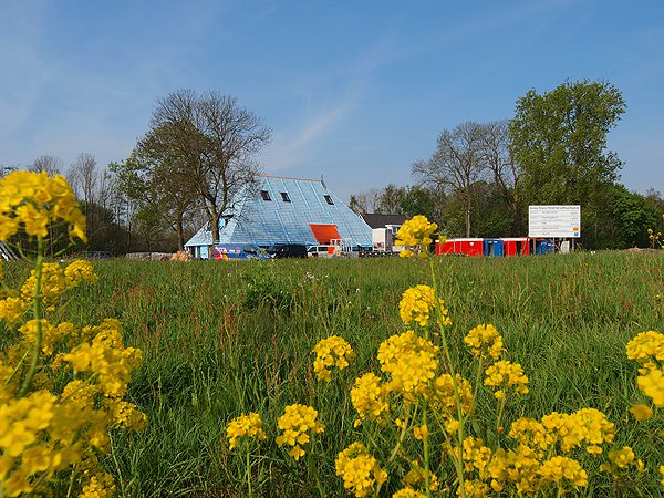 Clubhuis en greens gaan helemaal op in het groene decor van boontjesdorp Koudum.