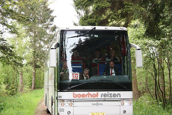RTV Drenthe was de eerste boeker van het Kuinderbos-arrangement. Harco Bergman zit op de stoel van de reisleider.