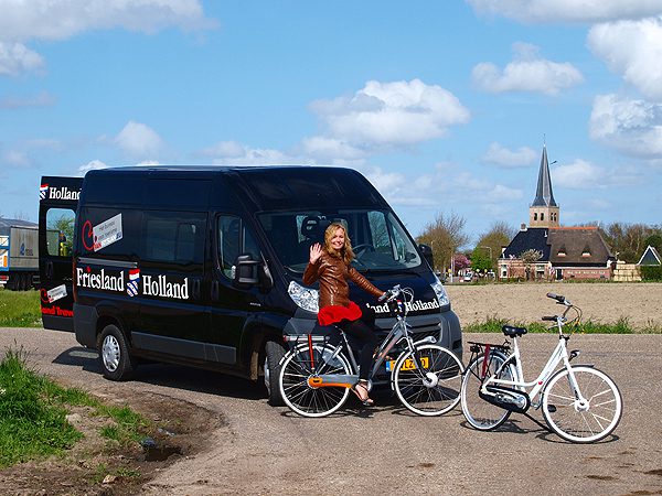 Friesland Holland is een grote toeristische dienstverlener. Het heeft onder andere een eigen pech-onderweg-service voor fietsers van routes in Friesland en in de grensgebieden van Overijssel, Noordoostpolder, Drenthe en Groningen. Friesland Holland Assistance voor fietsers is al tien jaar met succes operationeel. De ANWB begon 1 maart 2012 met die service, waarvoor 32 euro per jaar moet worden betaald. Bij Friesland Holland is pechhulp, een vervangende fiets of vervangend vervoer, gratis voor mensen die een arrangement van Friesland Holland Travel geboekt hebben.