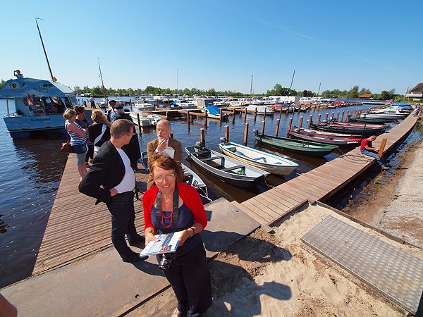 De nieuwe VVV-haven bij hotel Princenhof werd aan de geldschieters getoond door Tineke Bergsma, medewerkster Recreatie en Toerisme van de gemeente Tytsjerksteradiel (Burgum).