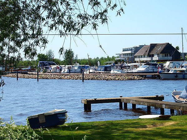 De nieuwe VVV-haven bij hotel Princenhof werd aan de geldschieters getoond door Tineke Bergsma, medewerkster Recreatie en Toerisme van de gemeente Tytsjerksteradiel (Burgum).