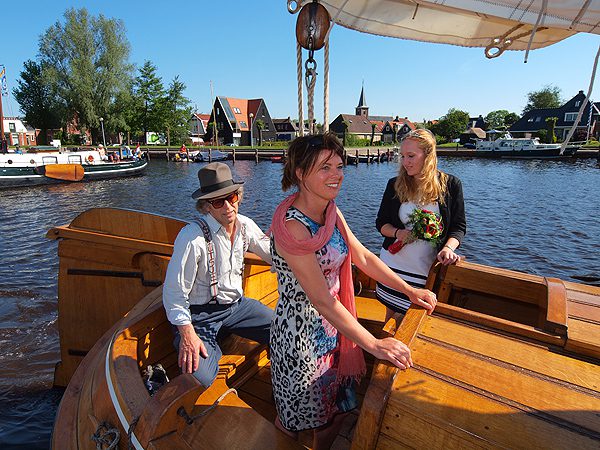 Gedeputeerde Jannewietske de Vries werd door de dorpelingen rondgevaren op het houten museumskûtsje Aebelina. Het schip is te bewonderen in het skûtsjemuseum van Earnewâld. Rechts van mevrouw De Vries de Feankeninginne van Earnewâld, Berber Tjassing.