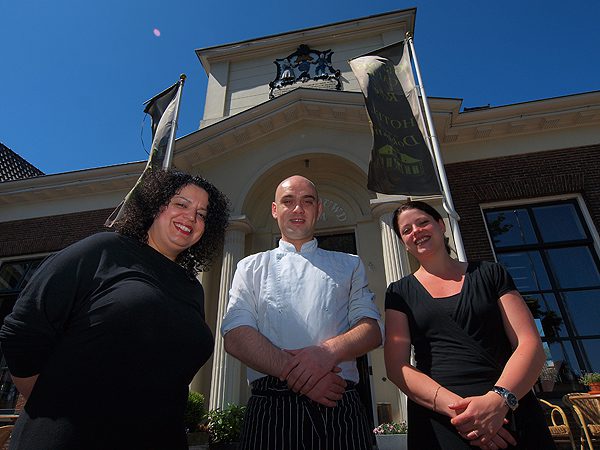 Zij haken vol in op het thema Bonifatius: Clarinda Janzen, Tjibbe van Hijum en Renee Dijkers (v.l.n.r.) van De Abdij van Dokkum. “Dankzij Bonifatius en andere activiteiten, zoals de stadsfeesten en de admiraliteitsdagen, krijgen we een topjaar.”