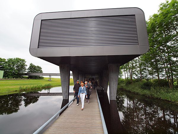 Dringen op de loopsteiger naar het Wouda “space center”.