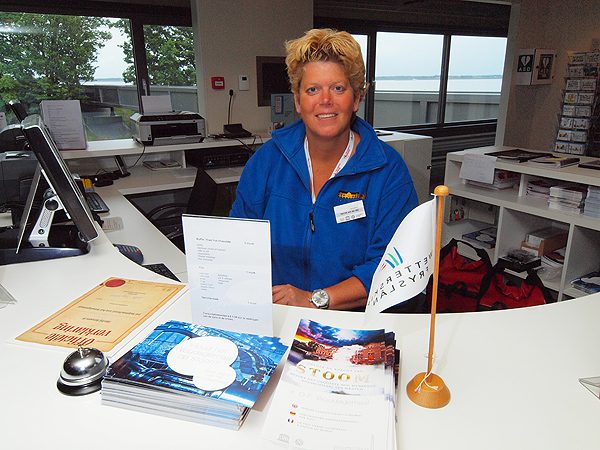 Harriët van der Bijl is een fan van Lemmer en Fryslân. Achter haar de loopbrug naar het stoomgemaal en het IJsselmeer.
