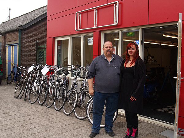Lou Budget Bikes is een familiebedrijf. In de zaak zijn naast Lou en echtgenote Liana (foto) ook dochter Lizan werkzaam.