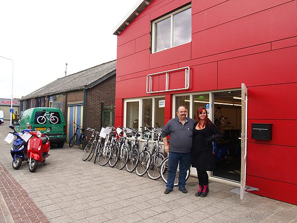 Serviceauto, werkplaats, magazijn én een meehelpende vrouw, Lou Kluijfhout heeft het voor elkaar in hartje Lemmer.