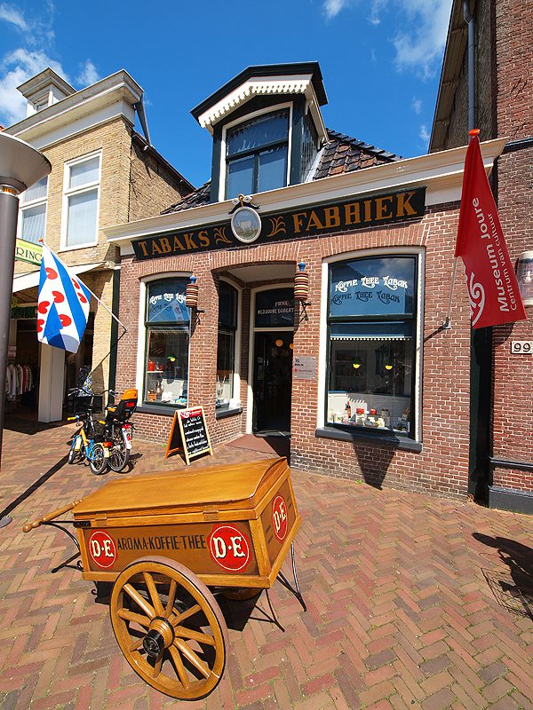 Eén van de beroemdste historische winkels van Nederland, het DE-winkeltje aan de Midstraat in het hart van Joure, is een onderdeel van het veelomvattende Museum Joure.