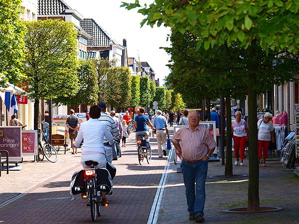 De zesdaagse Elfstedentocht met koffervervoer ‘In het spoor van Douwe’ begint en eindigt in het prachtige en oergezellige koffiedorp Joure, dat ook bekend staat om zijn Friese staartklokken, barometers en talrijke culturele evenementen.