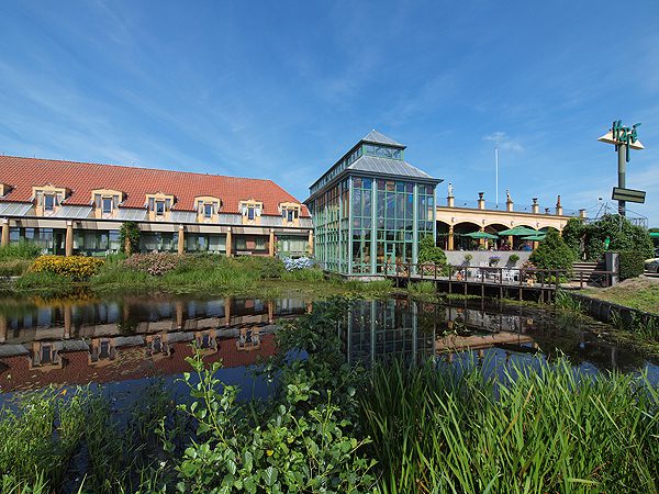 Hotel Hajé in Joure, ook een Elfstedenroutehotel, ligt nabij knooppunt Joure, aan de rand van een woonwijk en op loopafstand van het centrum.