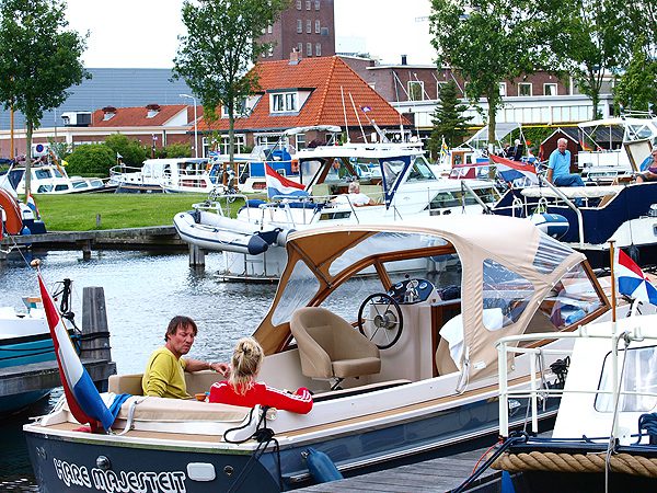 Uniek: de passantenhaven van Joure ligt pal naast een park en een paar stappen lopen van het gezellige centrum.