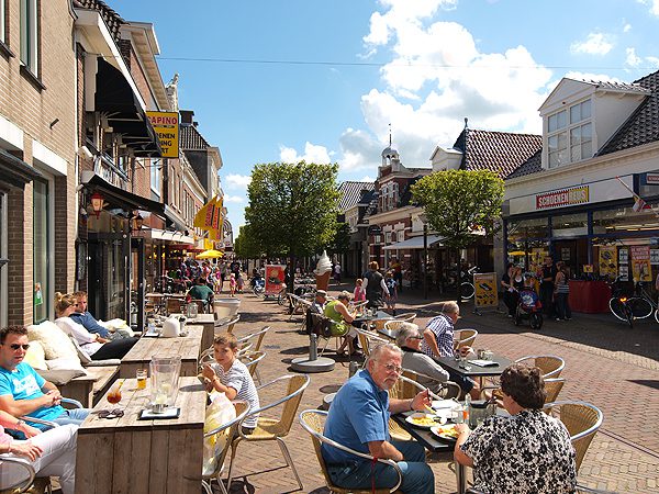 Joure is één van de gezelligste watersportplaatsen van Friesland met opvallend veel bijzondere winkels.