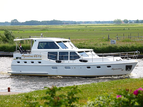 De regering zit de jachtbouwers dwars: pleziervaren wordt 1 oktober 2012 duurder voor kopers van een boot. Omdat de meeste Friese jachtverhuurbedrijven hun vloot al vernieuwd hebben, zoals Yachtcharter 2000 in Heerenveen (verhuurder van deze bij Galamadammen-Koudum gefotografeerde kruiser), zullen de huurprijzen laag blijven.