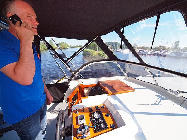 Natuurlijk merkt ook Jaco Veenstra de verminderde belangstelling voor het huren van een motorjacht door het veronderstelde slechte weer. “Maar het is helemaal geen slecht weer voor motorbootvaren, vinden mijn klanten. Wij verhuren, net als de meeste bij Friesland Holland aangesloten bedrijven, luxe motorjachten met het comfort van thuis; meer dan dat zelfs. Wie heeft een mobiel overdekt terras met uitzicht op de natuur? Regen geeft veel vaargasten als het ware een kick: ze kunnen ondanks de regen hoog en droog genieten van natuur, landschap en stedenschoon. Het is immers niet koud en de zon is nooit lang weg.”