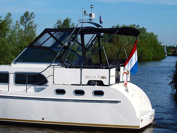 Veel Friese motorjachten, met name de kruisers en kotterjachten, hebben een cabrioletkap, verlengd met een zonne- of regentent. Enkele verhuurders hebben zelfs verwarming op het achterdek. De overkapping op de foto is van de nieuwe Aquastar 4 van Yachtcharter 2000 in Heerenveen.