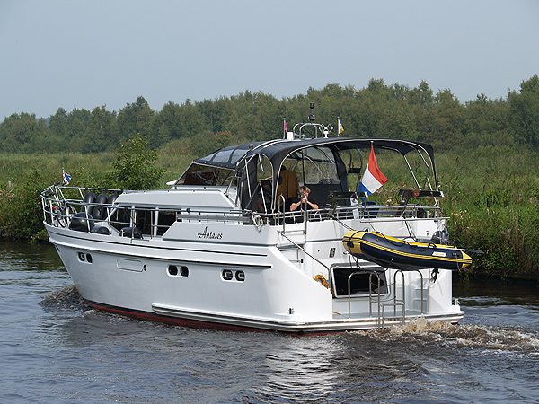 De kruiser met cabrioletkap wint weer aan populariteit, omdat het een elk-weer-boot is. Op het relatief hoge achterdek zit je hoog en droog (bij regen) en bij felle zon in de schaduw. En dat al varend! Het afgebeelde motorjacht is de Antares van Yachtcharter Turfskip in Echtenerbrug.