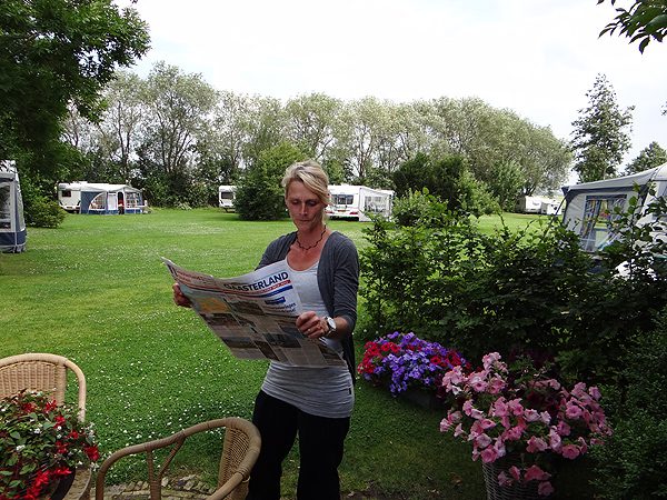 Tea Leffertstra van boerderijcamping De Tjasker in Wyckel ontving vorige week de eerste nieuwe toeristenkaart van Gaasterland en Sloten.