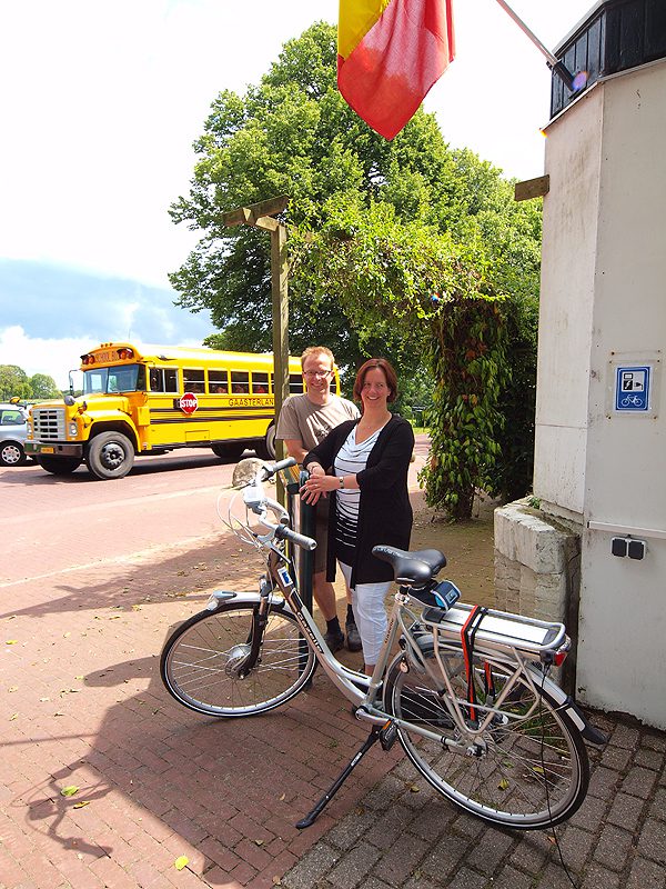 Geeske en Vicor Wiendels, beiden 37, hebben een geliefd historisch logement: hotel Jans aan de Mientwei in Rijs, naast het Rijsterbos en vlakbij de IJsselmeerstranden. Gasten van het restaurant en het hotel hebben meerdere oplaadpunten tot hun beschikking en er is een goede, afsluitbare fietsenberging.
