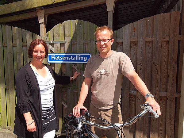 Geeske en Vicor Wiendels, beiden 37, hebben een geliefd historisch logement: hotel Jans aan de Mientwei in Rijs, naast het Rijsterbos en vlakbij de IJsselmeerstranden. Gasten van het restaurant en het hotel hebben meerdere oplaadpunten tot hun beschikking en er is een goede, afsluitbare fietsenberging.
