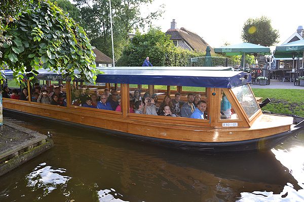 In Hollands Venetië, Giethoorn, wordt van het cruiseschip Wetterprinses overgestapt op een overdekte rondvaartpraam waarmee dwars door Giethoorn wordt gevaren.