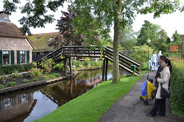 Japanners, maar ook Nederlanders, zijn gefascineerd door de keurige en fleurige woningen aan het water en de tientallen bruggetjes.