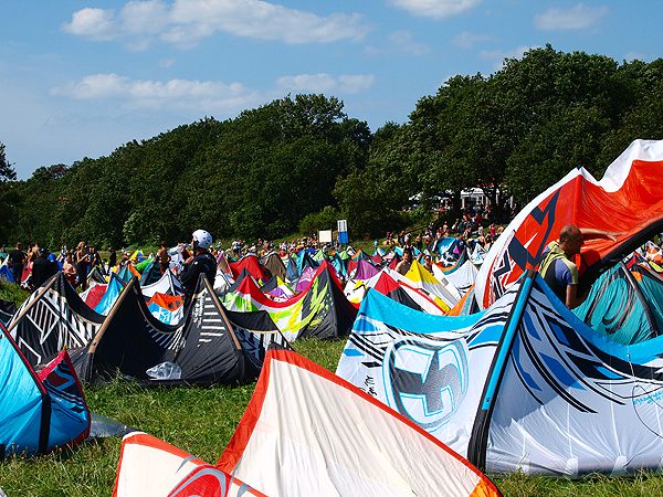 Surfspot Mirns lijkt wel een jongerencamping.