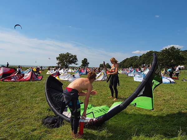 Schermen van kitesurfers vullen de weiden en de hemel bij Mirns.