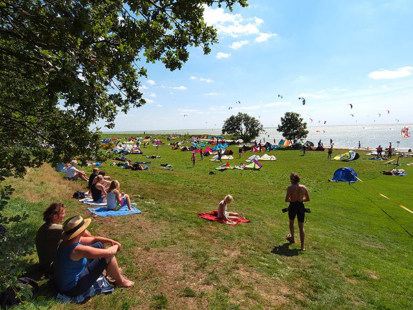 Niet-surfers genieten ook van de actie voor de kust van Gaasterland.