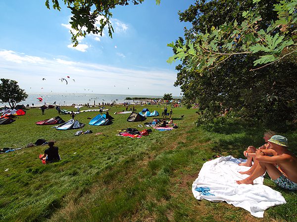 Niet-surfers genieten ook van de actie voor de kust van Gaasterland.
