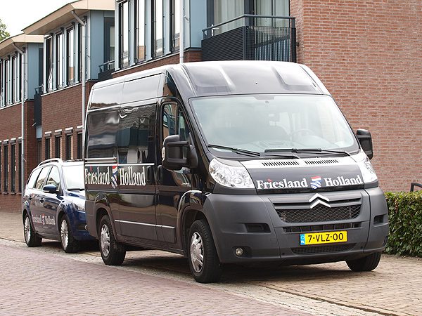 Friesland Holland heeft al veel ervaring met full-service all-in vakanties voor buitenlanders. Tot nu toe ging het vooral om gasten die per auto of per trein in Heerenveen en Leeuwarden aankwamen, incidenteel per vliegtuig via Schiphol. Nu gaat het bureau voor toerisme ook op Eelde rijden. Gasten worden opgehaald met luxe shuttlebusjes of, in geval van groepen, met een grotere personenbus of een touringcar.