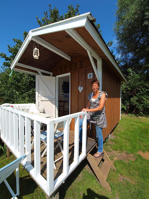 Coby Harkema van Welgelegen biedt bed and breakfast op diverse niveaus. Populair is logeren in haar “pipowagens”, tot vakantiewoninkje opgewaarde schaftketen. Mevrouw Harkema (foto) heeft veel sportieve low-budget-toeristen als gast, zoals kite- en windsurfers en fietsers.
