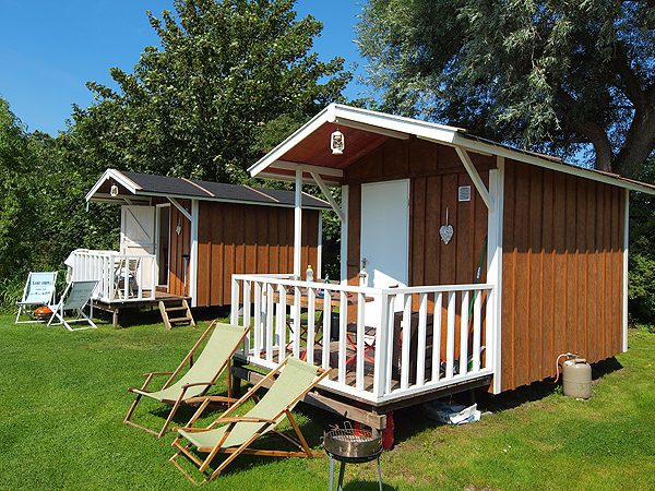 Coby Harkema van Welgelegen biedt bed and breakfast op diverse niveaus. Populair is logeren in haar “pipowagens”, tot vakantiewoninkje opgewaarde schaftketen. Mevrouw Harkema (foto) heeft veel sportieve low-budget-toeristen als gast, zoals kite- en windsurfers en fietsers.