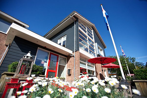 Het nieuwe Perruque in Koudum is geen hotel, maar doet er niet voor onder. Janny Pruiksma en Nico Kuijper houden 12 september 2012 open huis. Info: www.perruque.nl Foto’s: Gerrit de Jong.
