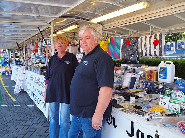 Henk (61) en Klaske (57) de Boer trekken door heel Nederland en Duitsland. Ze verkopen een zee aan watersportartikelen én Fryslân, want ze hebben altijd watersportmagazines en toeristenkaarten van het bureau voor toerisme Friesland Holland bij zich.