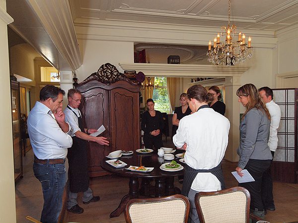 Proef de Gouden Friese Wouden! Lekker en gezond eten, daar weet chef-kok Wim van Kammen van hotel-restaurant Lunia in Oldeberkoop (tweede van links) alles van. Ook een smakelijke presentatie is hem op het lijf geschreven. Opdat de bediening de gast precies kan vertellen wat hij voorgeschoteld krijgt, geeft hij op gezette tijden en heel serieus, zonder geintjes, tekst en uitleg over zijn nieuwste creaties. De bediening en het management proeven en becommentariëren Van Kammen’s keukenkunsten. Van Kammen en zijn baas Marcel Zwiers werken met streekproducten die praktisch om de hoek, onder andere bij kaasboerderij De Stelp, verkrijgbaar zijn. Van Kammen werkt al vanaf 1988 in het historische landhuis waar de heer Zwiers en zijn partner Kim Linse sinds 2004, na aankoop, de scepter zwaaien.