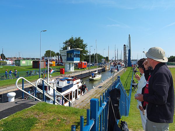 De oude kolk, nu vooral in gebruik bij de in de loop der jaren enorm toegenomen pleziervaart, wordt gereserveerd voor de beroepsvaart.