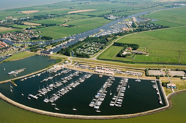 Stavoren met Marina Stavoren. Geheel links de Johan Frisosluis die nu vergroot wordt met een ecosluis naast de bestaande. Foto: Marina Stavoren.