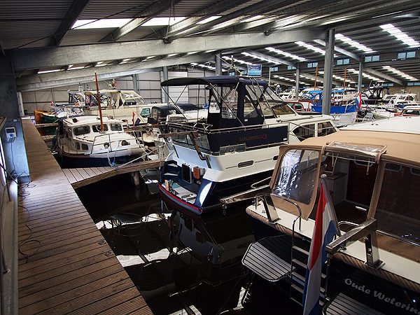 Van der Veen heeft iets bijzonders: een overdekte in-water-boatshow. Weer of geen weer, hij heeft kopers op de stoep.