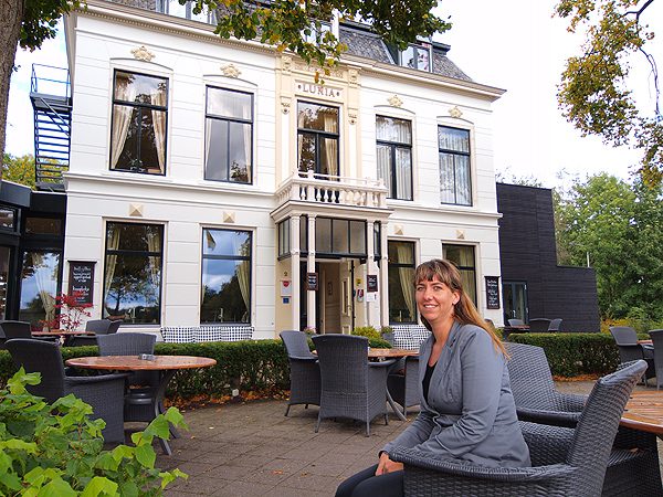 Genieten van de sfeer van weleer in hotel-restaurant Lunia in kunstdorp Oldeberkoop in de Friese Wouden.
